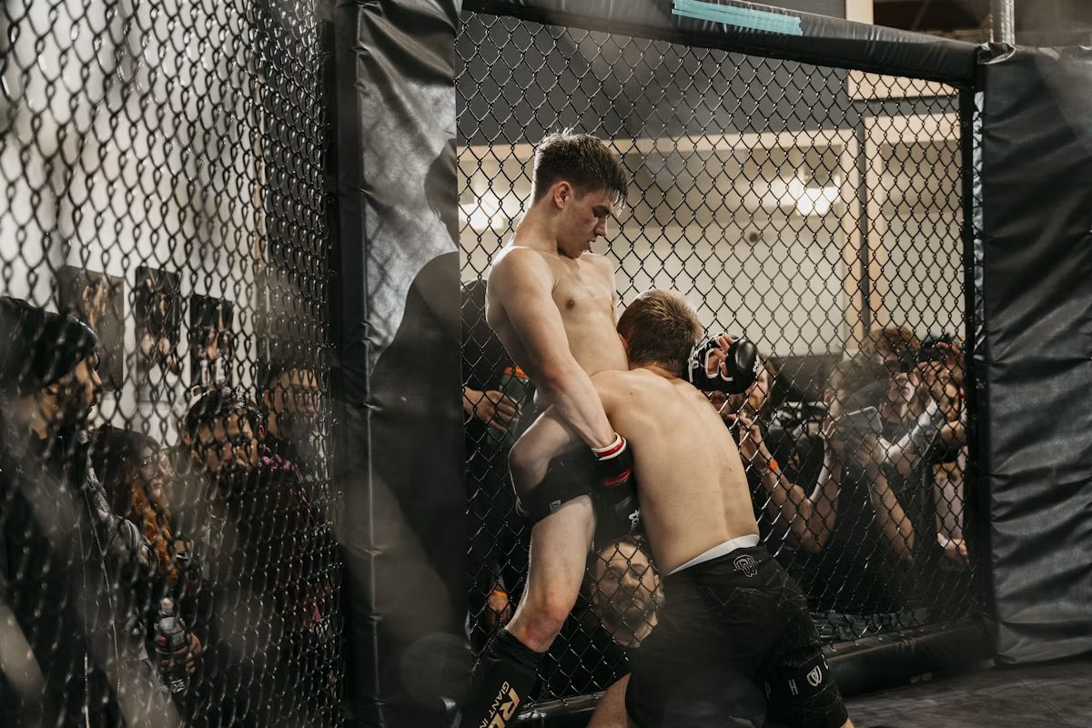 MMA-Fighter im Käfig